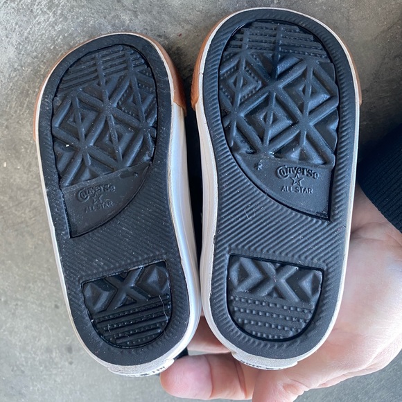 Black leather Converse toddler sneakers with Velcro sz 5 - Picture 5 of 6